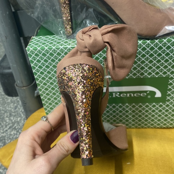 Size 8.5 sparkly peep toe with bow - Picture 2 of 4
